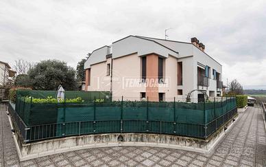 BILOCALE CON GIARDINO IN CLASSE A2, CANTINA E AUTO