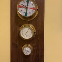 Tavoletta in legno con strumenti navali