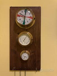 Tavoletta in legno con strumenti navali