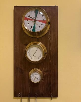 Tavoletta in legno con strumenti navali