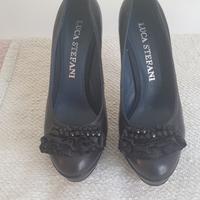 décolleté in pelle.