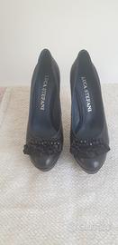 décolleté in pelle.