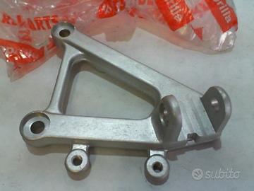SUPPORTO DX PEDANA PILOTA RSV - TUONO 1000 APRILIA