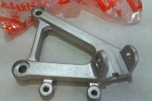 SUPPORTO DX PEDANA PILOTA RSV - TUONO 1000 APRILIA