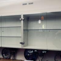 Vetrine pensili in legno bianco da esposizione