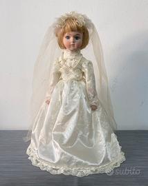 Bambola in porcellana vestita da sposa