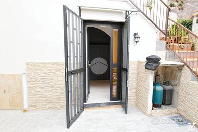 2 LOCALI A POLLENA TROCCHIA