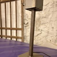 Lampada da tavolo in metallo