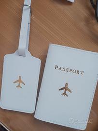 Porta passaporto con targetta valigia con nome Fra