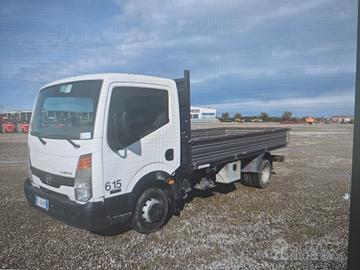 Nissan Cabstar Autocarro cassone fisso