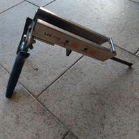 Pinza legatrice per vigneto con punti metallici