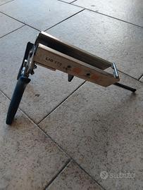 Pinza legatrice per vigneto con punti metallici