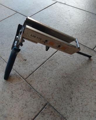 Pinza legatrice per vigneto con punti metallici