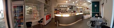 bancone, retro banco e piccole attrezzature bar