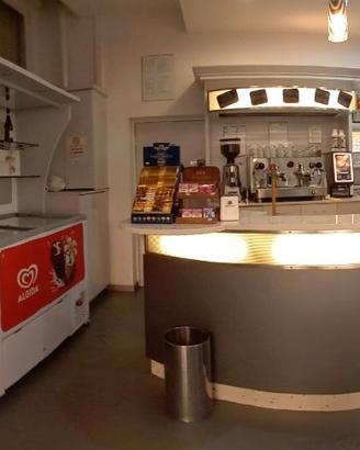 bancone, retro banco e piccole attrezzature bar
