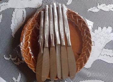 Piattino con sei coltelli in confezione