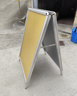 Espositore pubblicitario a cavalletto