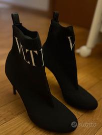Stivaletti neri con tacco alto e logo – eleganti d