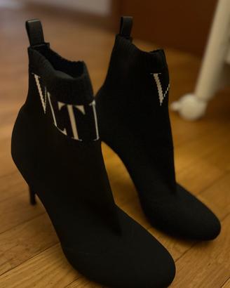 Stivaletti neri con tacco alto e logo – eleganti d