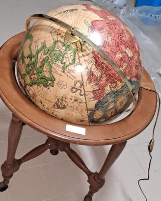 Mappamondo in legno antico