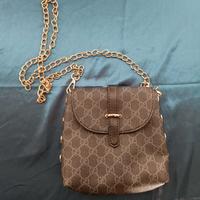 Borsa stile Gucci GG con catena dorata – compatta