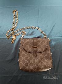 Borsa stile Gucci GG con catena dorata – compatta