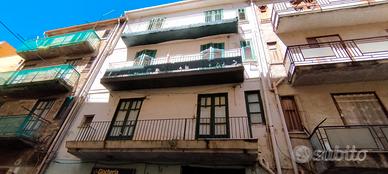 Prospiciente piazza ampio due livelli 4 vani