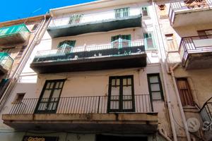 Prospiciente piazza ampio due livelli 4 vani