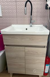 Mobile bagno nuovo con lavabo