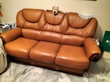 salotto in pelle (divano e una poltrona)