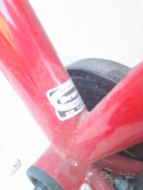 bici rossa marca ferrari