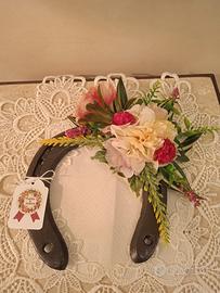 Ferri di cavallo con fiori artificiali 