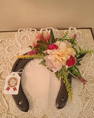 Ferri di cavallo con fiori artificiali 