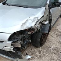 renault megan 2011 per pezzi di ricambio