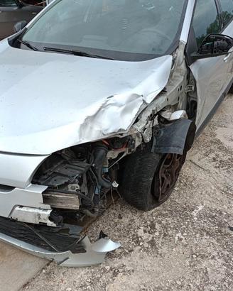 renault megan 2011 per pezzi di ricambio