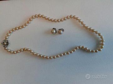 ANTICA PARURE FORMATA DA COLLANA E ORECCHINI IN PE