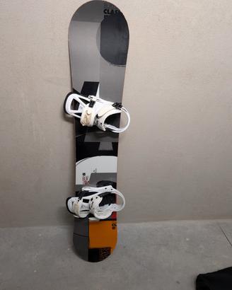 Tavola snowboard e attacchi burton