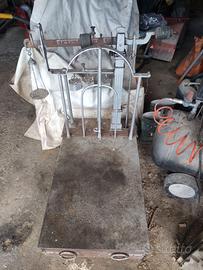 Antica bilancia bascula con pesi in ghisa