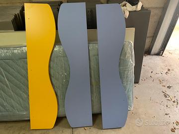 Mensole Ikea gialla e due bou