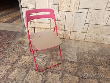 Sedia pieghevole di colore rosa