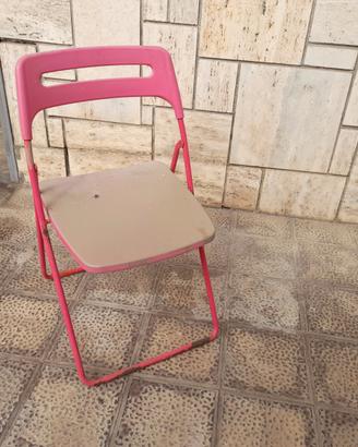 Sedia pieghevole di colore rosa