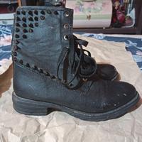 Stivali in pelle nera con lacci e borchie