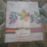 Strofinacci ricamati a mano