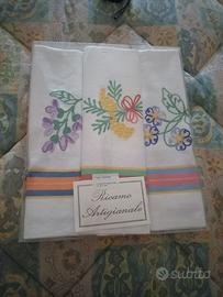 Strofinacci ricamati a mano