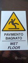 Cartello pavimento bagnato, wet floor