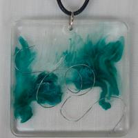 collana con ciondolo in resina