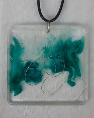 collana con ciondolo in resina