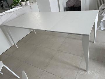 tavolo soggiorno/cucina più 4 sedie