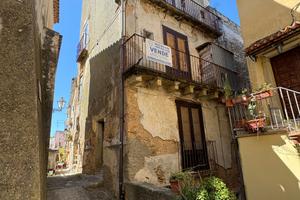 Casa da ristrutturare centro storico Paola