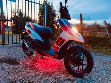 Aprilia Sr 50 Motard +casco incluso